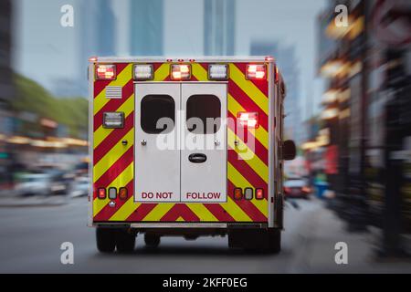 Ambulanzwagen des medizinischen Notdienstes auf der städtischen Straße. Themen Rettung, Dringlichkeit und Gesundheitsversorgung. Stockfoto