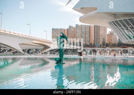 VALENCIA, SPANIEN - 15. Oktober 2022: Die Stadt der Künste und Wissenschaften bei Sonnenuntergang in den Lichtstrahlen in Valencia, Spanien. Die Stadt der Künste und Wissenschaften Stockfoto