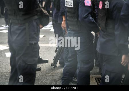 Thailand. 18.. November 2022. Die Polizei während einer Gruppe von politischen Aktivisten, die sich selbst als „Ratsadon STOP APEC 2022“ bezeichnen, hat ihre Truppen aus dem Stadtplatz verlegt. Vor dem Rathaus von Bangkok (Bangkok) wurde vom 16. November 2022 als Ort zum niederlassen und sich niederzulassen, bevor es zum Veranstaltungsort des APEC-Gipfels ging. Um einen Brief an die Führer verschiedener Nationen zu senden, die an dem Treffen teilnahmen. (Foto von Vichan Poti/Pacific Press) Quelle: Pacific Press Media Production Corp./Alamy Live News Stockfoto