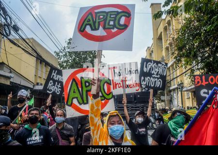 Thailand. 18.. November 2022. Eine Gruppe von politischen Aktivisten, die sich selbst als „Ratsadon STOP APEC 2022“ bezeichnen, hat ihre Truppen aus dem Stadtplatz verlegt. Vor dem Rathaus von Bangkok (Bangkok) wurde vom 16. November 2022 als Ort zum niederlassen und sich niederzulassen, bevor es zum Veranstaltungsort des APEC-Gipfels ging. Um einen Brief an die Führer verschiedener Nationen zu senden, die an dem Treffen teilnahmen. (Foto von Vichan Poti/Pacific Press) Quelle: Pacific Press Media Production Corp./Alamy Live News Stockfoto