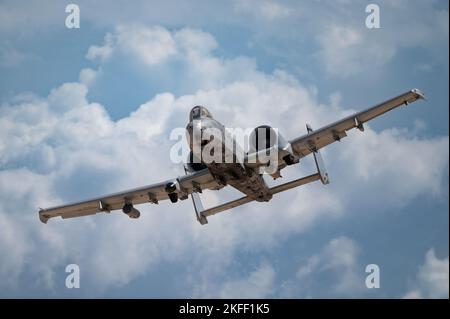 A-10 Thunderbolt IIS, der dem Test- und Evaluierungs-Geschwader 422. (TES), Nellis Air Force Base, Nevada, zugewiesen wurde, legt eine Cluster Bomb Unit auf dem Nevada Test and Training Range (NTTR) ab, 13. September 2022. A-10s ließ die CBUs fallen, um die Streuung, das Muster und die Wirksamkeit von Bombenangriffen gegen gepanzerte Ziele zu bewerten. Zusätzlich zu den 422 TES-Mitarbeitern waren Experten von Operational Weaponeering, 96. Test Wing, Eglin AFB, beim NTTR, um den Kampfschaden an den Zielen auf mögliche Aktualisierungen von Weaponeering-Modellen und Software zu bewerten. Stockfoto