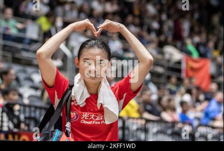 Sydney, Australien. 18.. November 2022. Han Yue aus China feiert den Sieg nach dem Viertelfinalspiel der Frauen gegen Okuhara Nozomi aus Japan bei den BWF Australian Open 2022 in Sydney, Australien, 18. November 2022. Quelle: Hu Jingchen/Xinhua/Alamy Live News Stockfoto