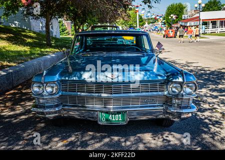 Des Moines, IA - 03. Juli 2022: Hochperspektivische Vorderansicht eines Cadillac Coupe DeVille aus dem Jahr 1964 auf einer lokalen Automobilausstellung. Stockfoto