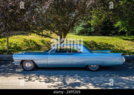 Des Moines, IA - 03. Juli 2022: Hochperspektivische Seitenansicht eines 1964 Cadillac Coupe DeVille auf einer lokalen Automobilausstellung. Stockfoto