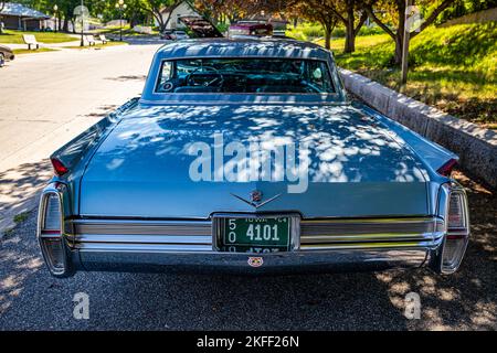 Des Moines, IA - 03. Juli 2022: Hochperspektivische Rückansicht eines 1964 Cadillac Coupe DeVille auf einer lokalen Automobilausstellung. Stockfoto