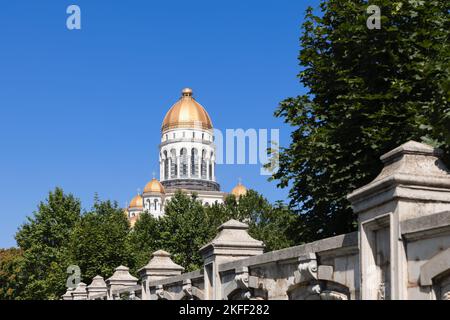 Bau einer patriarchalischen, östlichen orthodoxen Heilskathedrale (Catedrala Mantuirii Neamului) mit vergoldeten Kuppeln, hinter einem starken Betonboden Stockfoto