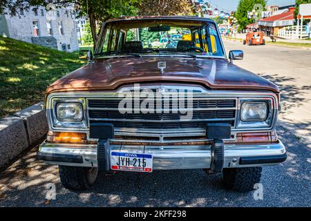 Des Moines, IA - 03. Juli 2022: Hochperspektivische Vorderansicht eines Jeep Grand Wagoneer aus dem Jahr 1986 bei einer lokalen Automshow. Stockfoto