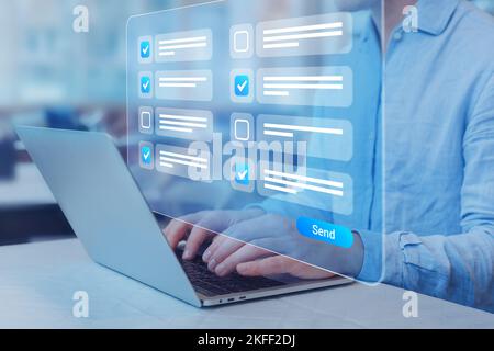 Fragebogen, Quiz, Beurteilung oder Umfrageformular mit Kontrollkästchen auf dem Computerbildschirm. Person, die den Online-Test mit Ja-Nein-Fragen beantwortet. Meinung, Feedback Stockfoto