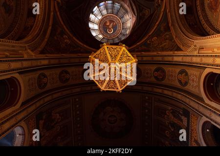 Vergoldet mit einem 22-karätigen goldenen Kronleuchter und dem Dom der orthodoxen Metropolitan Cathedral. Timisoara - Rumänien Stockfoto