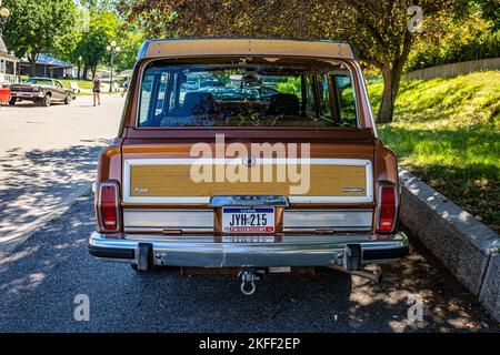 Des Moines, IA - 03. Juli 2022: Hochperspektivische Rückansicht eines Jeep Grand Wagoneer aus dem Jahr 1986 auf einer lokalen Automobilausstellung. Stockfoto