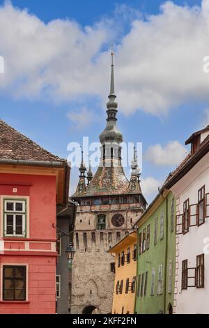 Vertikales Foto des 64 Meter hohen Uhrturms von Sighisoara (Turnul Cu CEAS) ist der Haupteingang zur Zitadelle Stockfoto