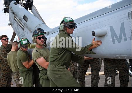 Marines with the Marine Light Attack Helicopter Squadron – 773, Det. Alpha führt einen Bell AH-1Z Viper Hubschrauber auf ein C-5M Super Galaxy Flugzeug auf der Joint Reserve Base New Orleans, Louisiana, 13. September 2022. Dies war das erste Mal, dass die Marines der HMLA-733 an der NATO Days Air Show teilnahmen. 68 APS, C-5M Super Galaxy, NATO, NATO Days, USA Luftwaffe, USA Marines, Stockfoto