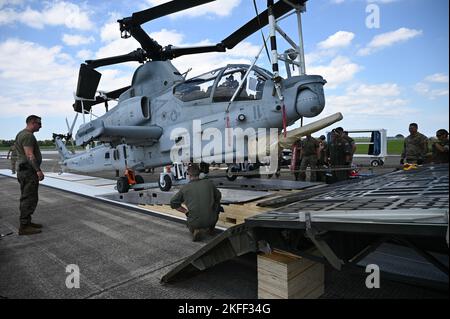 Reserve Citizen Airmen mit der 68th Airlift Squadron und Marines mit der Marine Light Attack Helicopter Squadron – 773, Det. Alpha führt einen Bell AH-1Z Viper Hubschrauber auf ein C-5M Super Galaxy Flugzeug auf der Naval Air Station Joint Reserve Base New Orleans, Louisiana, 13. September 2022. Dies war das erste Mal, dass die Marines der HMLA-733 an der NATO Days Air Show teilnahmen. 68 APS, C-5M Super Galaxy, NATO, NATO Days, USA Luftwaffe, USA Marines, Stockfoto