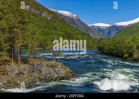 Fluß und Bergpanorama im Gudbrandsdalen, Norwegen Stockfoto