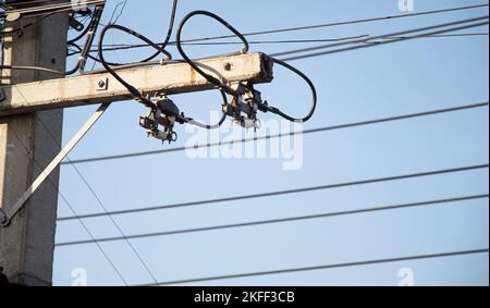 Abbildung einer großen Sicherung, die auf einem Mast montiert ist Stockfoto