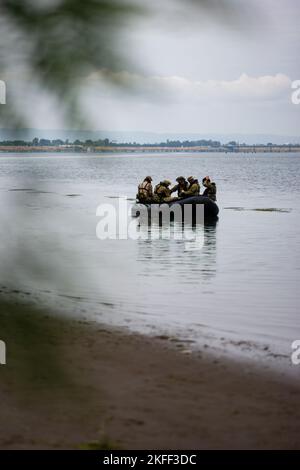 Reserve-Bürger-Flieger der Rettungsschwadron 304. führen Seeschulungen auf dem Columbia River in Portland, Oregon, 13. September 2022 durch. Diese Luftwaffe ist für die Kampfsuche und Rettung an jedem Ort und an jedem Klima geschult. Das Geschwader befindet sich auf der Portland Air National Guard Base, Oregon. Es ist eine geografisch getrennte Einheit der 943. Rescue Group von der Davis-Monthan Air Force Base, Arizona. Stockfoto