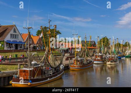 Hafen mit Kuttern in Greetsiel, Ostfriesland, Niedersachsen, Deutschland Stockfoto