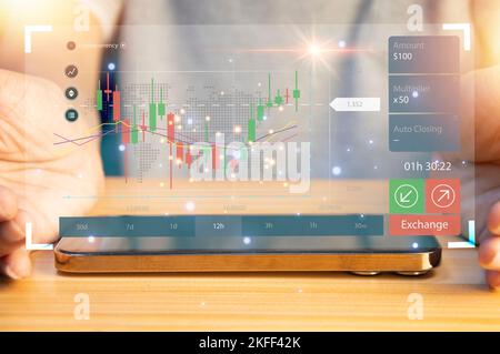 Geschäftsmann, der mit Smartphone und virtuellen Grafiken arbeitet, Nahaufnahme. Finanzhandelskonzept Stockfoto