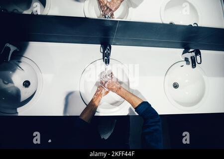 Nahaufnahme. Der Mensch wäscht sich vorsichtig die Hände mit Seife Stockfoto