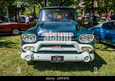 Des Moines, IA - 03. Juli 2022: Hochperspektivische Frontansicht eines 1959 GMC 100 Stepside Pickup Trucks auf einer lokalen Automobilmesse. Stockfoto