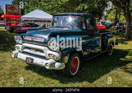 Des Moines, IA - 03. Juli 2022: Vorderansicht eines 1959 GMC 100 Stepside Pickup Trucks aus der Perspektive auf einer lokalen Automobilausstellung. Stockfoto