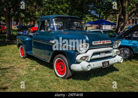 Des Moines, IA - 03. Juli 2022: Vorderansicht eines 1959 GMC 100 Stepside Pickup Trucks aus der Perspektive auf einer lokalen Automobilausstellung. Stockfoto