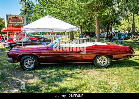 Des Moines, IA - 03. Juli 2022: Hochperspektivische Seitenansicht eines Buick Centurion Cabriolets aus dem Jahr 1971 auf einer lokalen Automobilmesse. Stockfoto