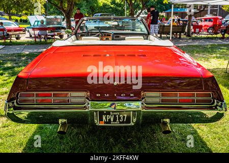 Des Moines, IA - 03. Juli 2022: Hochperspektivische Rückansicht eines Buick Centurion Cabriolets aus dem Jahr 1971 auf einer lokalen Automobilmesse. Stockfoto