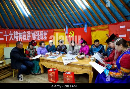 ZHANGYE, CHINA - 17. NOVEMBER 2022 - Mitarbeiter predigen den Hirten in der Stadt Zhangye den Geist des Kongresses der Kommunistischen Partei Chinas (KPCh) 20., Stockfoto