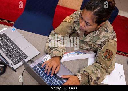 Senior Master Sgt. Genna Steven, die dem Combat Communications Squadron 292. zugewiesen wurde, trancribes Missionsdaten in eine Datenbank für Teilnehmer der Übung Gema Bhakti 2022, Sep. 14. 2022, Jakarta, Indonesien. GEMA Bhakti 22 ist ein gemeinsames Übungsprogramm des US-Indo-Pacific Command, bei dem die Vereinten US-Streitkräfte und die TNI-Streitkräfte zusammenarbeiten, um die Interoperabilität zu erhöhen und die regionale Stabilität und Sicherheit durch bilaterale und multilaterale Partnerschaften zu verbessern. Stockfoto