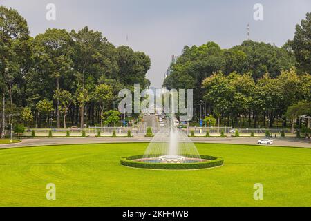 Ho-Chi-Minh-Stadt, Vietnam - 07. November 2022: Wasserbrunnen im Park vor dem Wiedervereinigungspalast oder dem Unabhängigkeitspalast Saigon. Beschäftigt tra Stockfoto