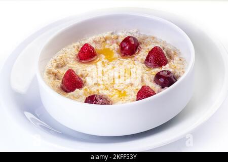Haferbrei mit Beeren und Honig. Gesundes Frühstück. Essen gesundes Frühstück Haferflocken Stockfoto