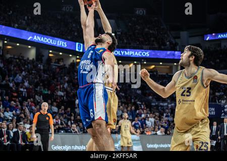 Istanbul, Türkei. 17.. November 2022. Elijah Bryant (L) von Anadolu Efes Istanbul und Mike Tobey (R) vom FC Barcelona in Aktion während der 8. Runde der regulären Saison 2022/2023 der Turkish Airlines EuroLeague zwischen Anadolu Efes und dem FC Barcelona im Sinan Erdem Dome. Endstand; Anadolu Efes 96:86 FC Barcelona. Kredit: SOPA Images Limited/Alamy Live Nachrichten Stockfoto