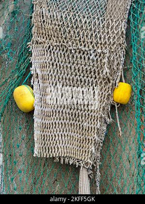 Fischernetz mit gelben Schwimmern als maritimer Hintergrund Stockfoto