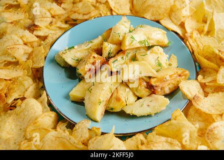 Frittiertes Essen, nicht gesund. Viele Bratkartoffeln und Pommes frites Stockfoto