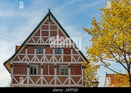 Historisches Fachwerkhaus im Dorf Jork im Alten Land in Norddeutschland Stockfoto