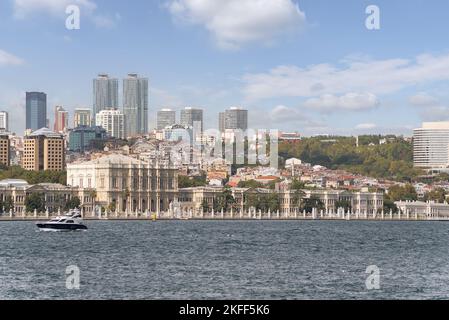 Dolmabahce Palace, im Stadtteil Besiktas in Istanbul, Türkei, an der europäischen Küste der Bosporus-Meerenge, ehemals wichtigstes Verwaltungszentrum des Osmanischen Reiches Stockfoto