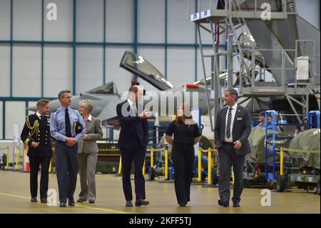 Der Prinz von Wales trifft sich mit Mitarbeitern, während er bei einem Besuch in RAF Coningsby, Lincolnshire, einen Typhoon-Wartungsteller besucht, um mehr über zukünftige technologische Innovationen zu erfahren und einen neuen Boxclub zu eröffnen. Bilddatum: Freitag, 18. November 2022. Stockfoto