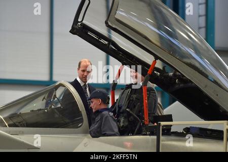 Der Prinz von Wales trifft sich mit Mitarbeitern, während er bei einem Besuch in RAF Coningsby, Lincolnshire, einen Typhoon-Wartungsteller besucht, um mehr über zukünftige technologische Innovationen zu erfahren und einen neuen Boxclub zu eröffnen. Bilddatum: Freitag, 18. November 2022. Stockfoto