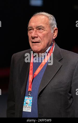 Cuneo, Italien. 18.. November 2022. Der ehemalige Anti-Mafia-Richter und ehemalige Senatsvorsitzende der Italienischen Republik Pietro Grasso bei der Präsentation seines neuesten Buches, das Giovanni Falcone gewidmet ist, auf der XXIV. Ausgabe des Scrittorincittà Festivals. Kredit: Luca Prestia / Alamy Live Nachrichten Stockfoto