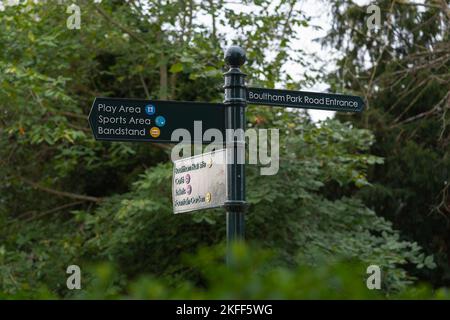 Boultham Park, Lincoln, Lincolnshire, Bereich, Parkbank, Freiflächen, Grün, Bäume, schattig, Abdeckung, Waldgebiet, reich verzierte Wegweiser, Fingerpost-Café Stockfoto