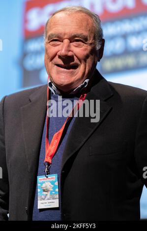 Cuneo, Italien. 18.. November 2022. Der ehemalige Anti-Mafia-Richter und ehemalige Senatsvorsitzende der Italienischen Republik Pietro Grasso bei der Präsentation seines neuesten Buches, das Giovanni Falcone gewidmet ist, auf der XXIV. Ausgabe des Scrittorincittà Festivals. Kredit: Luca Prestia / Alamy Live Nachrichten Stockfoto