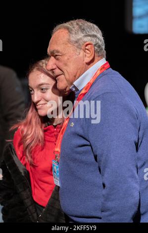Cuneo, Italien. 18.. November 2022. Der ehemalige Anti-Mafia-Richter und ehemalige Senatsvorsitzende der Italienischen Republik Pietro Grasso posiert mit einem Studenten bei der Präsentation seines neuesten Buches, das Giovanni Falcone gewidmet ist, auf der XXIV. Ausgabe des Scrittorincittà Festivals. Kredit: Luca Prestia / Alamy Live Nachrichten Stockfoto