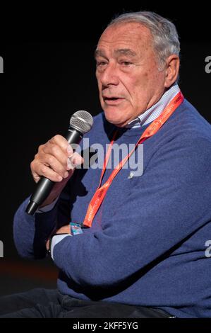 Cuneo, Italien. 18.. November 2022. Der ehemalige Anti-Mafia-Richter und ehemalige Senatsvorsitzende der Italienischen Republik Pietro Grasso bei der Präsentation seines neuesten Buches, das Giovanni Falcone gewidmet ist, auf der XXIV. Ausgabe des Scrittorincittà Festivals. Kredit: Luca Prestia / Alamy Live Nachrichten Stockfoto
