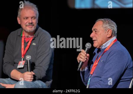 Cuneo, Italien. 18.. November 2022. Der ehemalige Anti-Mafia-Magistrat und ehemalige Senatsvorsitzende der Italienischen Republik Pietro Grasso bei der Präsentation seines neuesten Buches, das Giovanni Falcone gewidmet ist, bei der XXIV. Ausgabe des Scrittorincittà Festivals, interviewt vom Schriftsteller Andrea Valente. Kredit: Luca Prestia / Alamy Live Nachrichten Stockfoto