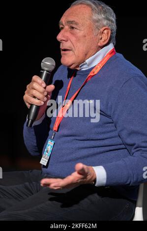 Cuneo, Italien. 18.. November 2022. Der ehemalige Anti-Mafia-Richter und ehemalige Senatsvorsitzende der Italienischen Republik Pietro Grasso bei der Präsentation seines neuesten Buches, das Giovanni Falcone gewidmet ist, auf der XXIV. Ausgabe des Scrittorincittà Festivals. Kredit: Luca Prestia / Alamy Live Nachrichten Stockfoto