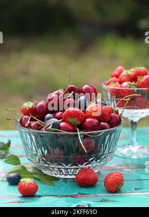 Einfache Komposition Stillleben Foto mit frischen Beeren. Nahaufnahme von Früchten der Saison. Das Konzept des gesunden Essens. Stockfoto