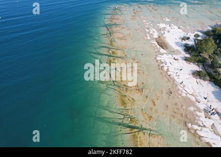 Eine Luftaufnahme der Sandstrände des Ferienortes Sirmione am Gardasee in Norditalien Stockfoto