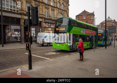 Umweltfreundlicher grüner Bus im Stadtzentrum von Leeds Stockfoto