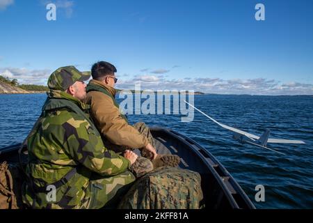 U.S. Marine Corps CPL. Pablo Herrera-Hernandez, mit Mobile Reconnaissance Company, 2D Light Armored Reconnaissance Bataillon und Swedish Marine Lance CPL. Fridolf Berggren mit der 4. Boat Training Company, 2D Swedish Marine Bataillon, setzt ein unbemanntes Luftfahrtsystem RQ-20 Puma von einem schwedischen Gruppenboot aus ein und testet während der Übung Archipelago Endeavour 2022 (AE22) auf der Berga Naval Base, Schweden, 14. September 2022 Aufklärungsfähigkeiten im gesamten Seegebiet. AE22 ist eine integrierte Schulung vor Ort, die die operative Leistungsfähigkeit erhöht und die strategische Zusammenarbeit zwischen den USA verbessert Stockfoto